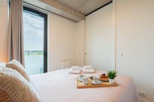 Host Wise - Seaside Bright Flat w Balcony