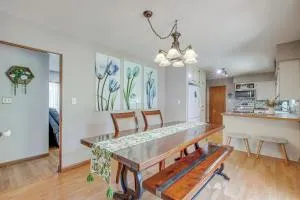 Walk to Park Waterloo Home with Furnished Deck - واترلو