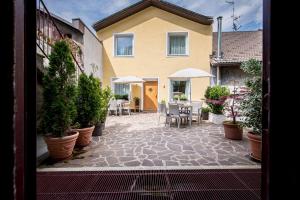 Am Schloss Guest House