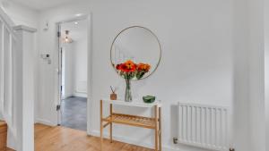 Modern Elegance- Stylish 3 Bedroom Getaway- Complimentary Parking- Games