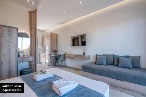 Litinakis Studios Sea View & Litinakis Studios Garden View 700 meters away