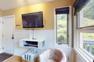Mountain Loft Magic: Pool, Hot Tub, Tennis