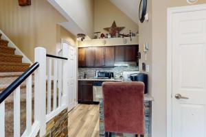 Mountain Loft Magic: Pool, Hot Tub, Tennis