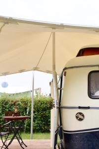 Oma Edda - Glamping in kultigem Wohnwagen auf Camping Seeblick