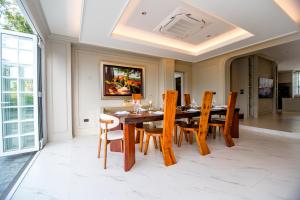 Villa De White House