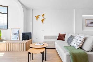 Stylish Apartment with Stunning Views & Parking