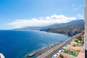 Stylish Apartment with Stunning Views & Parking