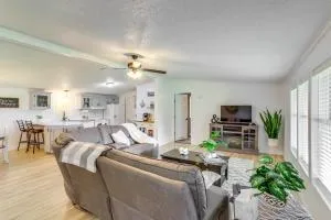 North Fairfield Family Home with Hot Tub and Porch! - 阿什兰