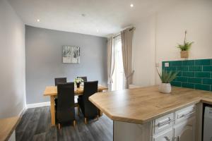 Manvers House, Rotherham for contractors, Families, free parking, Spacious, WIFI etc