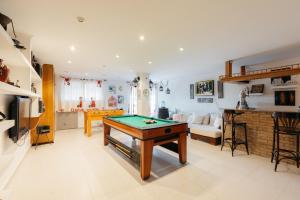 chalet, villa rodeada de naturaleza piscina a doce klm de Valencia y 7 del aeropuerto