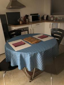 Logement neuf centre du village aux pieds du château