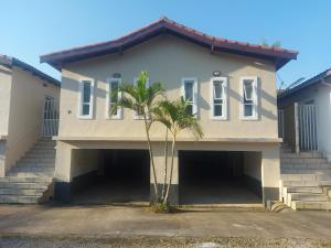 Casas em Condomínio próximo da praia com 2 dormitórios, churrasqueira e 3 vagas de garagem