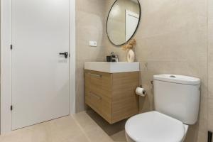 Monet, apartamento con terraza, cuna y trona