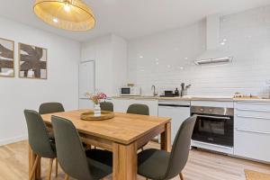 Monet, apartamento con terraza, cuna y trona