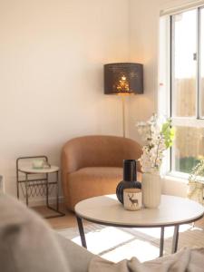 Modern Family Retreat in Premier GreenbankLocation