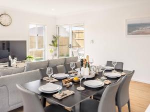 Modern Family Retreat in Premier GreenbankLocation