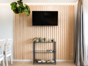 Newly renovated, luxurious apartment with a heated pool, 259