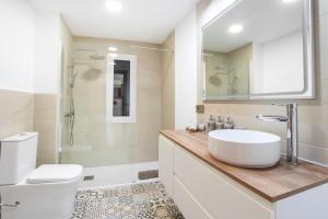 Newly renovated, luxurious apartment with a heated pool, 259