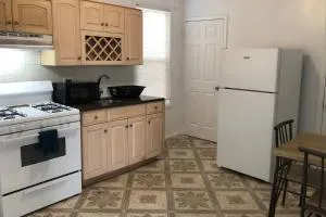 Private 2-bedroom apartment with direct bus to NYC Manhattan only a 5-minute walk away - Princes Bay