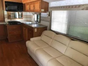 Private 1-bedroom RV with full hookups and direct bus to NYC Manhattan only 2 blocks away - Roselle