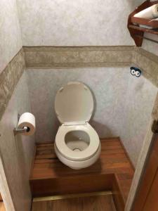 Private 1-bedroom RV with full hookups and direct bus to NYC Manhattan only 2 blocks away