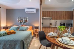 King Suite with Private Balcony, Rooftop Pool, Gym