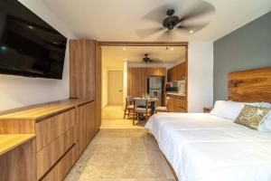 King Suite with Private Balcony, Gym and Rooftop Pool