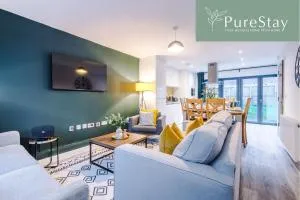 Stunning House Manchester with Parking - Sleeps 10 - by PureStay Short Lets & Accommodation - Moston