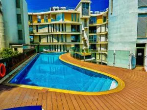 Modern City Center Apt with Pool - Scala