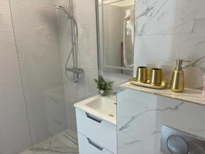 Elisabeth Residence White with parking