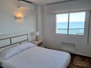 Las Antillas II Front Sea Views Pool