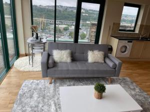 2 bedrooms, 2 bathrooms Stunning Penthouse City View