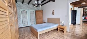 Maison entière 2 appartements individuels Jardin 450 m Montagne foret lacs riviere 8 personnes