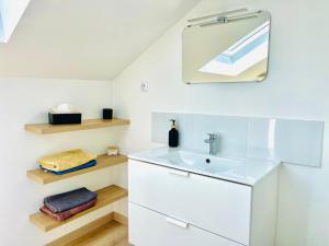 Maisons de vacances Loft de charme avec parking, jardin et terrasse : photos des chambres