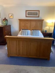 Beautiful private room with Kingsize bed and large private en-suite - Orton Waterville