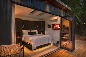 Glamping cabin with private deck and hot tub!