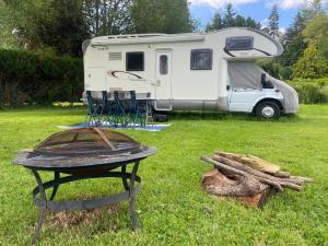 Camping-car au Charme de la Forêt avec jardin Accès à pied Circuit des 25 Bosses