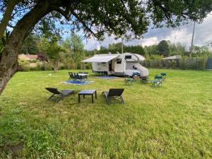 Camping-car au Charme de la Forêt avec jardin Accès à pied Circuit des 25 Bosses