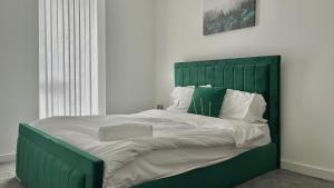 2 Bedroom Modern City Centre Apartment - With Balcony