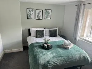 Woodman House- 7 Bed House - Hale