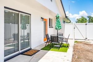 Coastal Cabana in Lakeland with King Bed