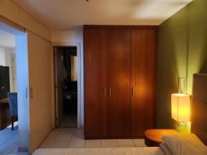 Quarto, sala e varanda em Copa