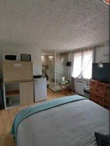 chambre atypique entre mer et collines