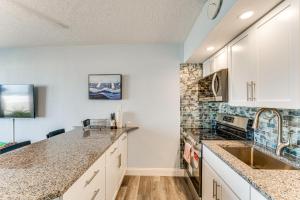 Cozy Daytona Beach Condo - Steps to Ocean!