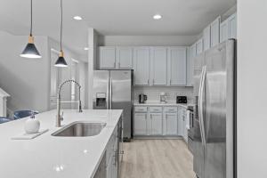 Magical 8 bd Family Retreat Close to Parks 2311