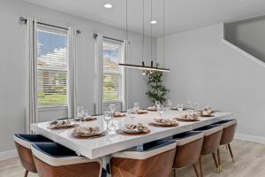 Magical 8 bd Family Retreat Close to Parks 2311