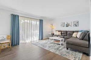 Travelers Paradise - Broadwater