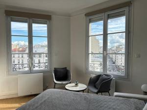 Elegant Eiffel tower view flat