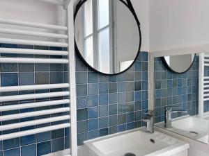 Elegant Eiffel tower view flat