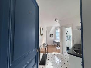 Elegant Eiffel tower view flat